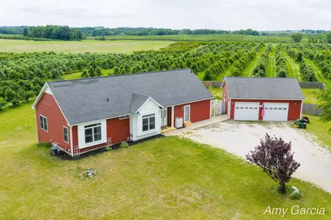 4630 Wild Locust St, Kent City, MI 49330