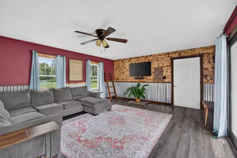 Living - 8959 Gordon Rd, Parma, MI 49269 photo 5 of 6