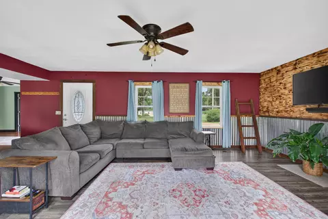 Living - 8959 Gordon Rd, Parma, MI 49269 photo 3 of 6