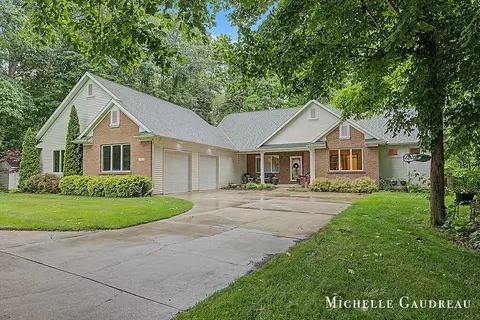 5577 Fieldstone Ct, Middleville, MI 49333