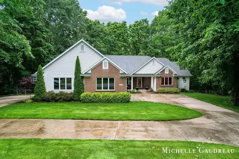 5577 Fieldstone Ct, Middleville, MI 49333