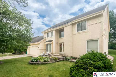 37709 Glengrove Dr, Farmington, MI 48331