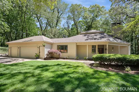792 Pine Bay Ave, Holland, MI 49424