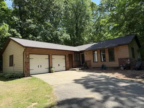 9051 Algoma Ave NE, Rockford, MI 49341