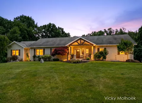 817 Pheasant Ridge Dr, Hastings, MI 49058