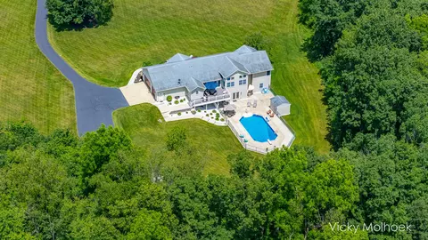 817 Pheasant Ridge Dr, Hastings, MI 49058