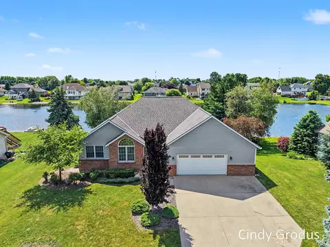975 Bluff Lake Dr, Zeeland, MI 49464