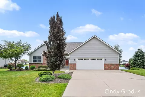 975 Bluff Lake Dr, Zeeland, MI 49464