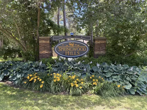 594 Springwood Dr, Kalamazoo, MI 49009