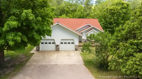 6635 Vinton Ave NW, Comstock Park, MI 49321