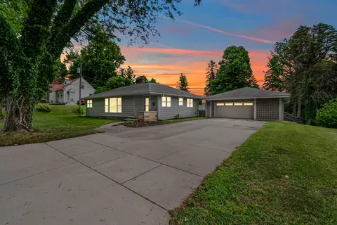 61 Charles St, Hillsdale, MI 49242