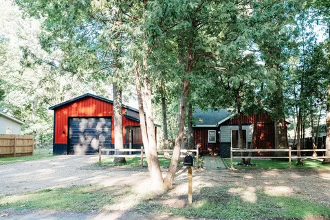 52493 35 12 St, Paw Paw, MI 49079