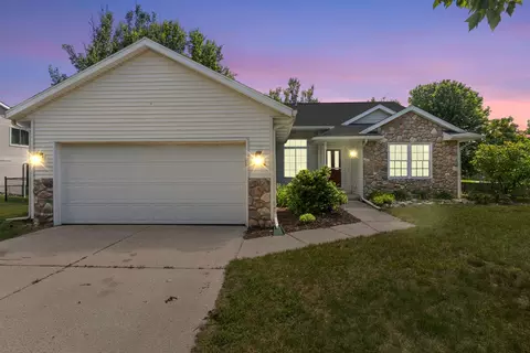 187 Riverwood Dr, Middleville, MI 49333