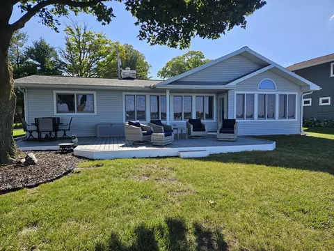 190 Hawthorne Dr, Brooklyn, MI 49230
