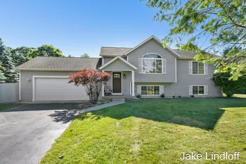 11324 Lindy Dr NE, Rockford, MI 49341