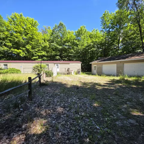 9049 N 80th Ave, Pentwater, MI 49449