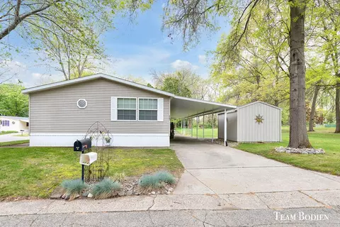 5547 Seagull Dr NE, Belmont, MI 49306
