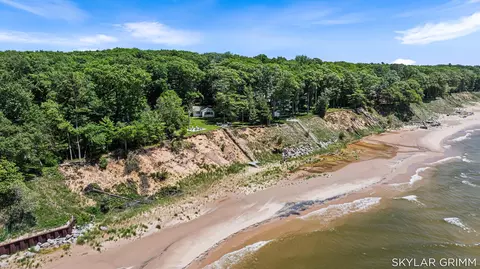 2121 N Scenic Dr, Muskegon, MI 49445