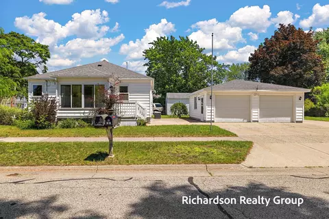 1702 Waverly Ave, Grand Haven, MI 49417