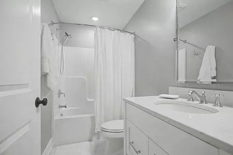 Bath - 547 Roundtree Dr NE, Ada, MI 49301 photo 11 of 14