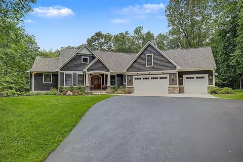 547 Roundtree Dr NE, Ada, MI 49301