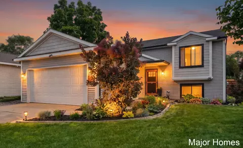 130 Regent St SE, Kentwood, MI 49548