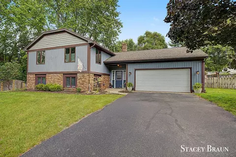 8264 Atlanta Ct NE, Rockford, MI 49341