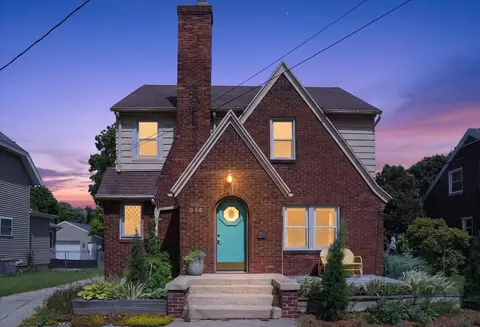 814 N Fairview Ave, Lansing, MI 48912