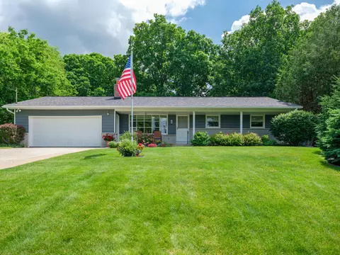5482 Lindenwood St, Kalamazoo, MI 49004