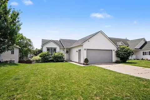3014 Stonewood St NW, Grand Rapids, MI 49504