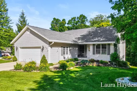 6880 Beechwood Dr, Saranac, MI 48881