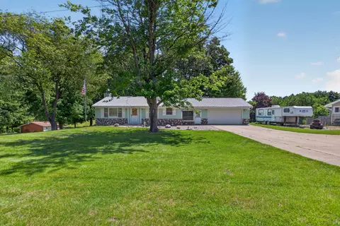 2695 Gilletts Lake Rd, Jackson, MI 49201
