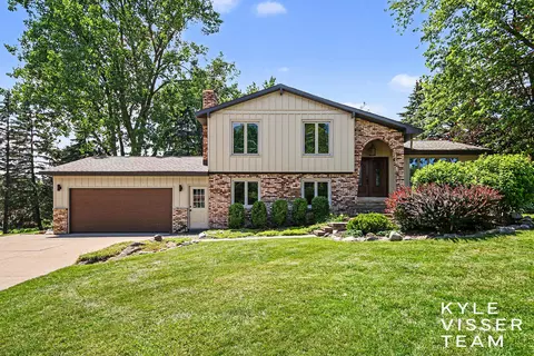 3305 Olderidge Dr NE, Grand Rapids, MI 49525