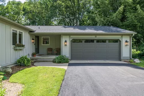 230 Golfview Dr, Plainwell, MI 49080
