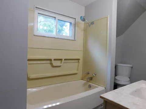 Bath - 1238 3rd St, Jackson, MI 49203 photo 3 of 4