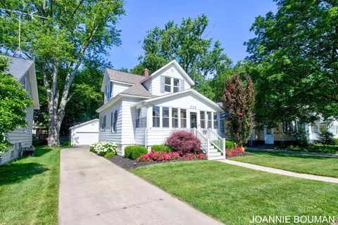 228 N Ottawa St, Zeeland, MI 49464
