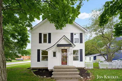 523 Elm St SE, Lowell, MI 49331