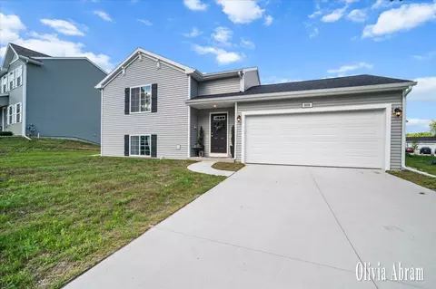 808 Hollyhock Dr, Greenville, MI 48838