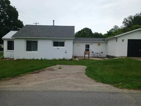 502 E Forest St, Edmore, MI 48829 photo 2