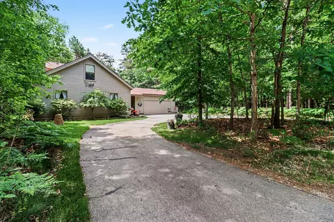 10035 Hawthorne Ln, Canadian Lakes, MI 49346