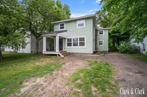 214 N Lincoln St, Howard City, MI 49329