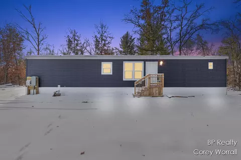 5017 S Sunray Ct, Idlewild, MI 49642