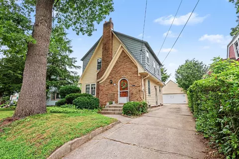 825 Oaklawn St NE, Grand Rapids, MI 49505