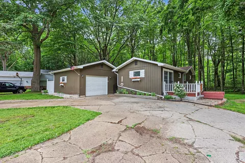 17700 Thornapple Dr, Spring Lake, MI 49456