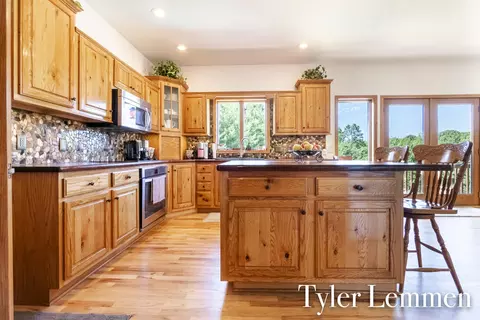 Kitchen - 5111 Ruby Rdg, Holland, MI 49424 photo 6 of 6