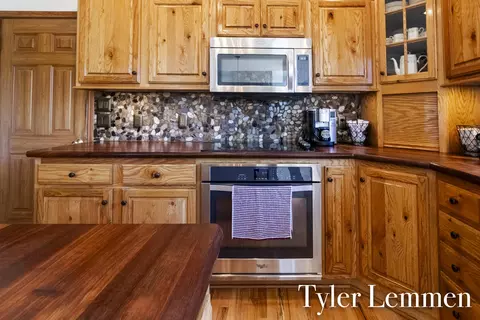 Kitchen - 5111 Ruby Rdg, Holland, MI 49424 photo 3 of 6