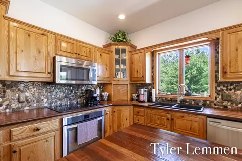 Kitchen - 5111 Ruby Rdg, Holland, MI 49424 photo 5 of 6
