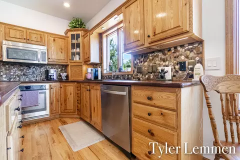 Kitchen - 5111 Ruby Rdg, Holland, MI 49424 photo 2 of 6