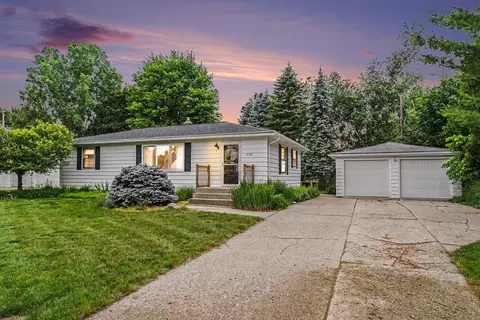 2162 Finsbury Ln NW, Grand Rapids, MI 49504