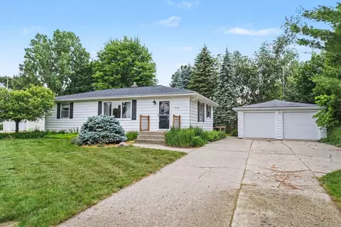 2162 Finsbury Ln NW, Grand Rapids, MI 49504